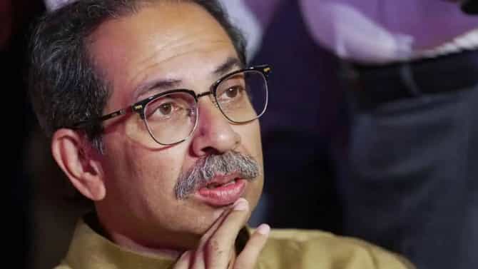 शिवसेना ठाकरे गटाला अत्यंत मोठा धक्का, जिल्हाप्रमुखांनी थेट दिला राजीनामा, शिंदेंच्या सेनेसोबत..