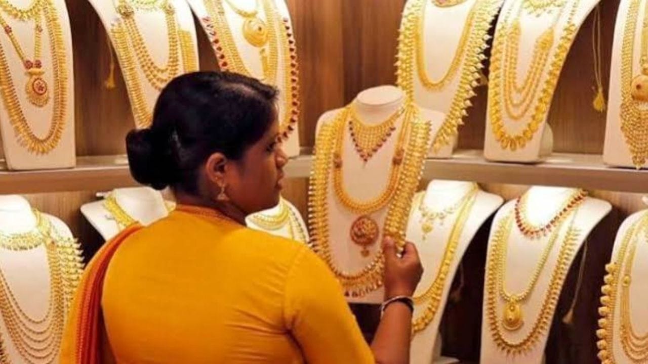 Gold Silver Rate: सोनं-चांदी खरेदी करण्याची सुवर्णसंधी; आठवडाभरात दरात प्रचंड घसरण Gold Silver Rate: सोनं-चांदी खरेदी करण्याची सुवर्णसंधी; आठवडाभरात दरात प्रचंड घसरण