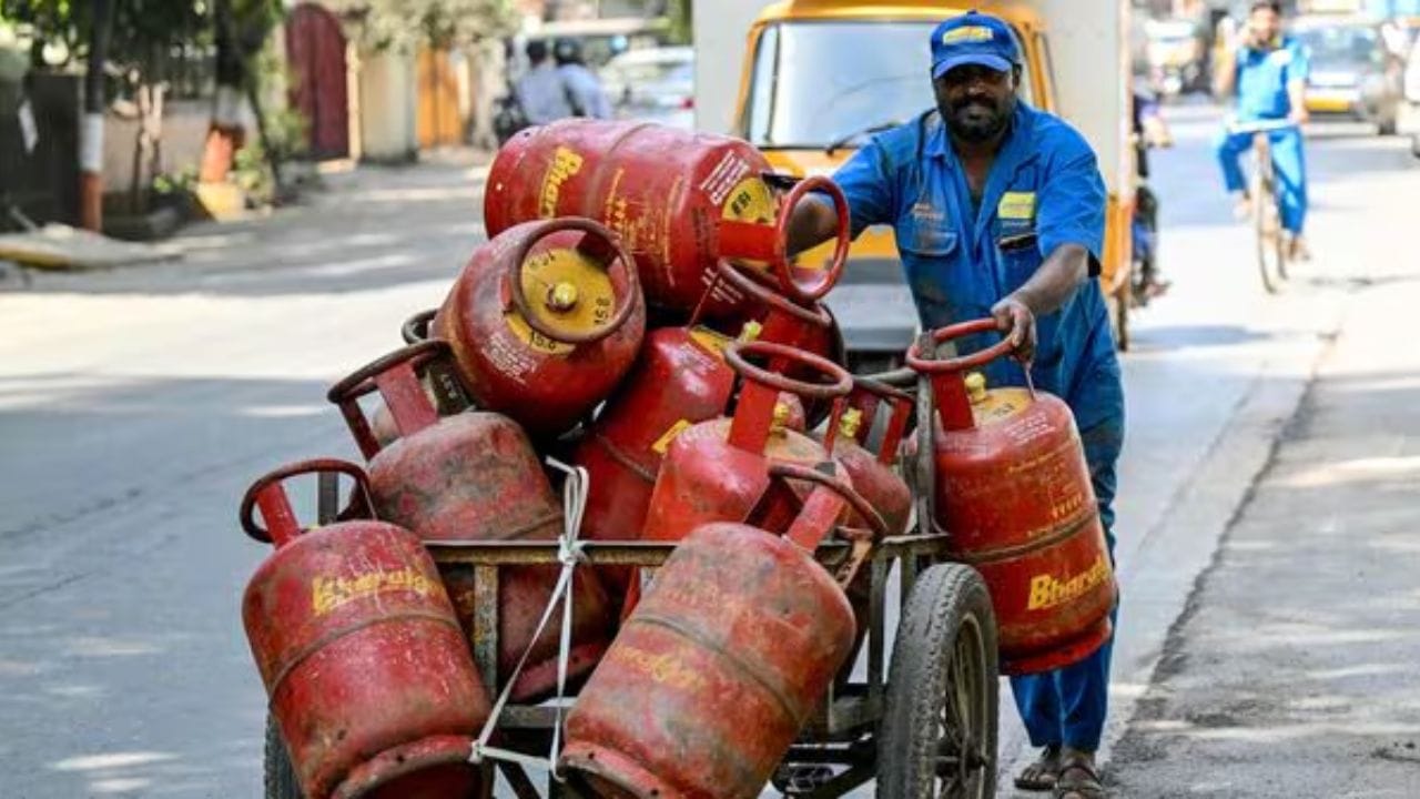 LPG Connection: एलपीजी संदर्भात सरकारचा मोठा निर्णय, आठ दिवसांत हे एक काम उरकून घ्या अन्यथा... LPG Connection: एलपीजी संदर्भात सरकारचा मोठा निर्णय, आठ दिवसांत हे एक काम उरकून घ्या अन्यथा...