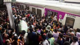 रेल्वेने नियम बदलले; फुकट्या प्रवाशांसाठी आता आणखी कठोर तरतूद.