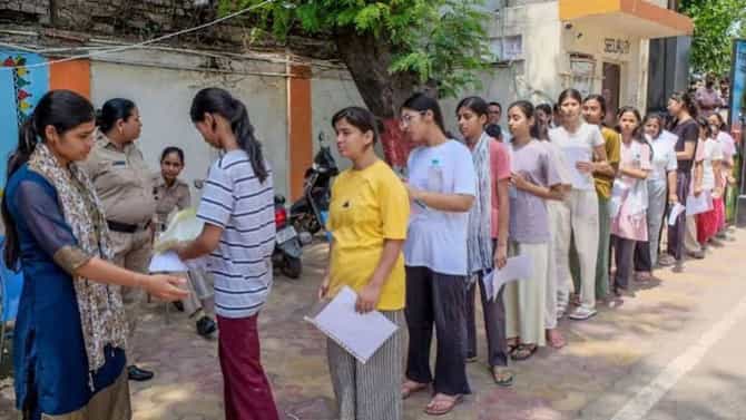 विद्यार्थ्याने अंडरगारमेंटमध्ये लपवलेले सिम कार्ड अन् मागच्या वर्षीचा पेपर...Neet पुर्नपरीक्षेदरम्यान धक्कादायक प्रकार