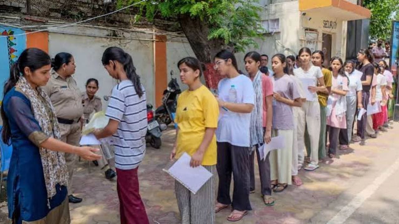 विद्यार्थ्याने अंडरगारमेंटमध्ये लपवलेले सिम कार्ड अन् मागच्या वर्षीचा पेपर...Neet पुर्नपरीक्षेदरम्यान धक्कादायक प्रकार विद्यार्थ्याने अंडरगारमेंटमध्ये लपवलेले सिम कार्ड अन् मागच्या वर्षीचा पेपर...Neet पुर्नपरीक्षेदरम्यान धक्कादायक प्रकार