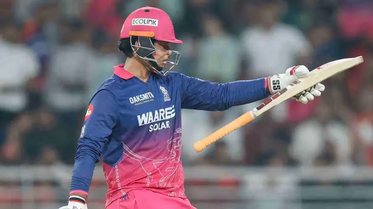 आयपीएल 2026 स्पर्धेत राजस्थान रॉयल्सचा प्रवास क्वॉलिफायर 2 मध्ये थांबला. असं असलं तरी या स्पर्धेच्या अंतिम सामन्यापर्यंत वैभव सूर्यवंशी चर्चेत राहिला. 15 वर्षीय वैभव सूर्यवंशीने यंदाचं पर्व गाजवलं. त्याची फलंदाजी पाहून अनेक जण त्याचे चाहते झाले आहेत. इतकंच काय तर जगभरातील टी20 लीगमध्ये त्याच्यासारखी कामगिरी कोणी केलेली नाही. (Photo: IPL/BCCI)