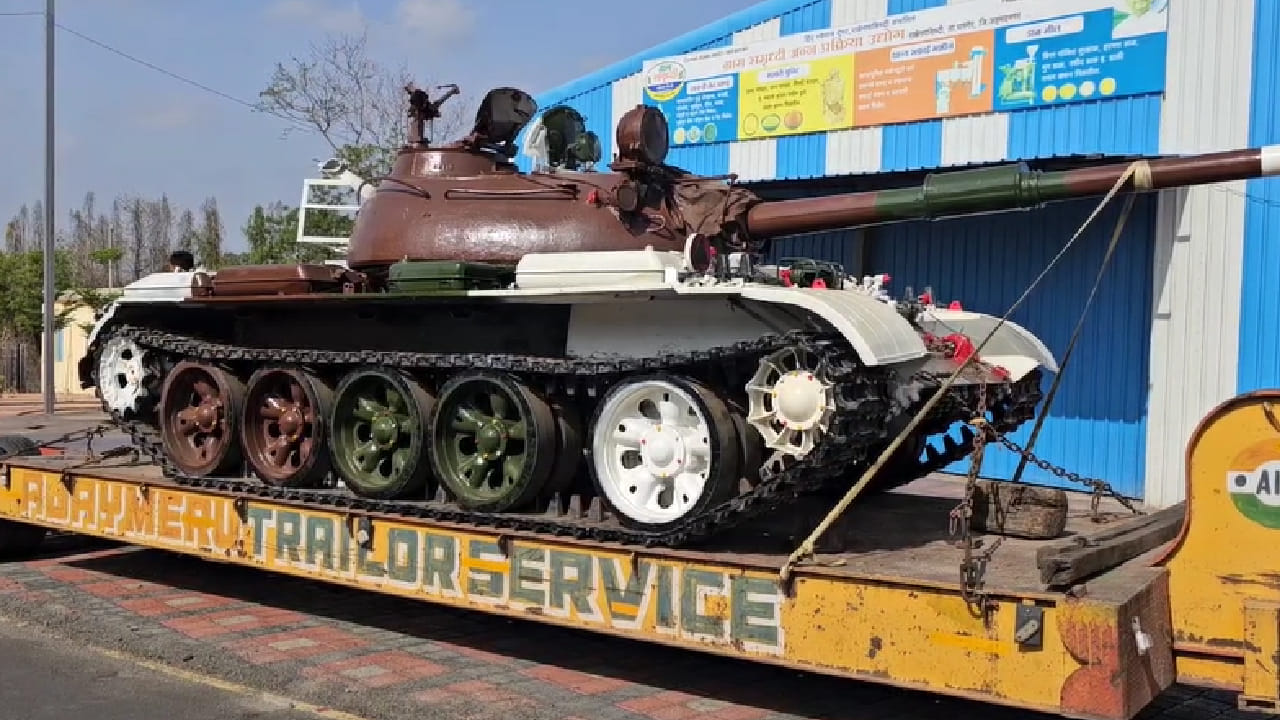 आता या गावाने आणखी एक मानाचा तुरा रोवला आहे. ज्यामध्ये भारतीय लष्कराने राळेगणसिद्धीला एक अनोखी आणि ऐतिहासिक भेट दिली आहे. भारतीय लष्कराकडून 1965 आणि 1971 च्या भारत-पाकिस्तान युद्धांमध्ये वापरण्यात आलेला ऐतिहासिक T-55 रणगाडा राळेगणसिद्धी गावाला भेट म्हणून प्रदान करण्यात आला आहे.