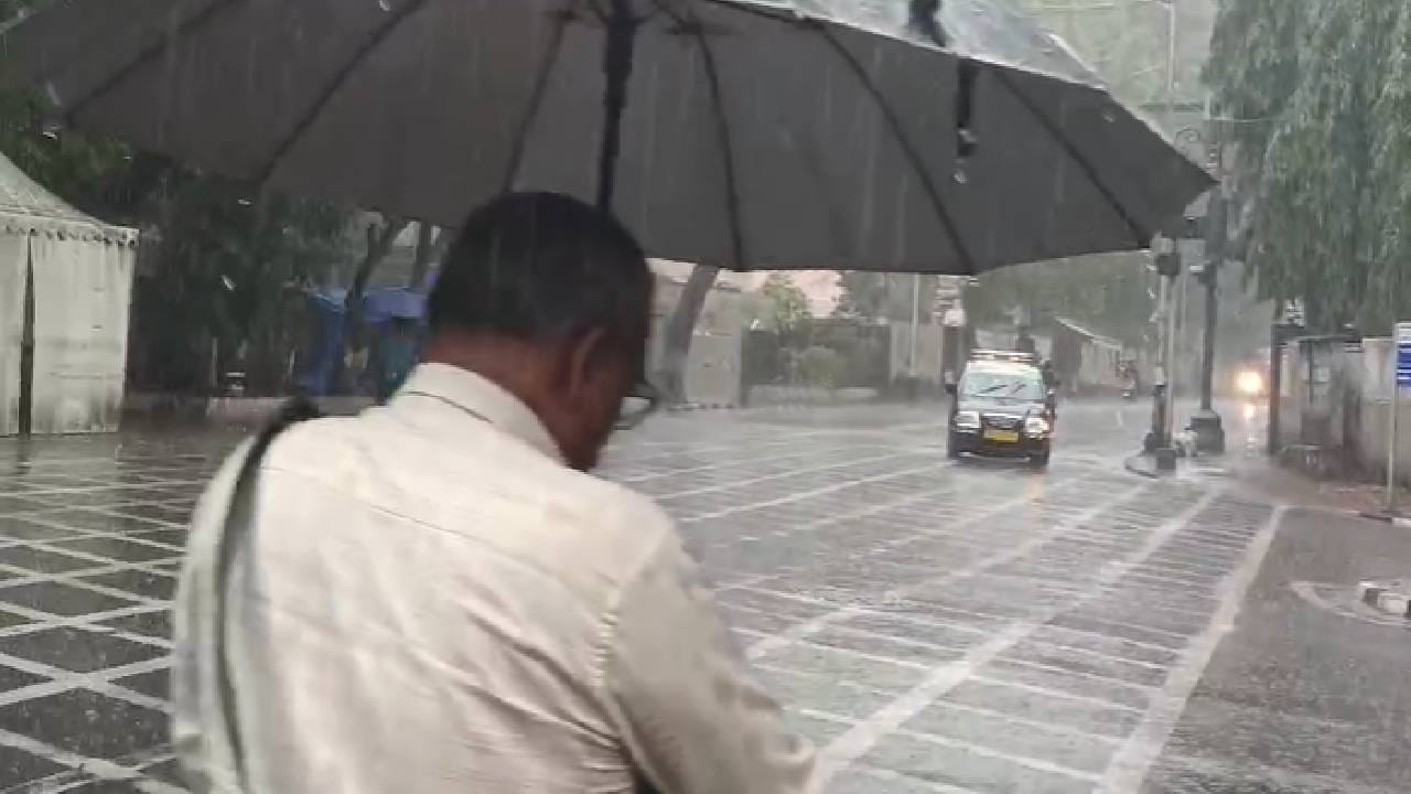 मुंबईत मान्सूनच्या आगमनासोबतच पावसाचा जोर प्रचंड वाढला आहे. मध्य मुंबईतील आज जोरदार मुसळधार पाऊस सुरू झाला आहे. अचानक सुरू झालेल्या या मुसळधार पावसामुळे रस्त्यांवर पाण्याचे साम्राज्य निर्माण झाले असून, चाकरमान्यांची चांगलीच तारांबळ उडाली. पावसामुळे अनेक परिसरातील वाहतूक अत्यंत धीम्या गतीने सुरू आहे. त्यामुळे प्रवाशांना थोडे हाल सहन करावे लागले.