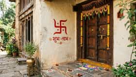 घराच्या मुख्य दरवाजावर काढा हे शुभ चिन्ह; काही दिवसांतच चमकेल नशीब.