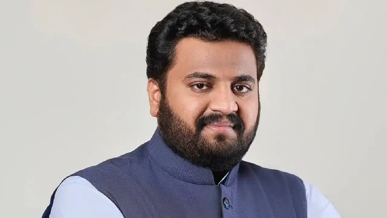 विक्रम काकडे यांच्याकडे ७८ कोटी ९५ लाख ६५ हजार ५३१ रुपयांची जंगम मालमत्ता, साडेसात लाख रुपयांची रोख रक्कम आणि विविध बँकांमधील २९ लाख ५३ हजार रुपये ठेवी इतकी रक्कम आहे.