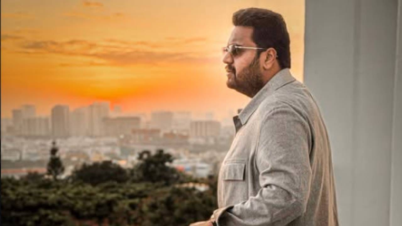 विशेष म्हणजे विक्रम काकडे यांचे दुबईतही एक आलिशान घर आहे.