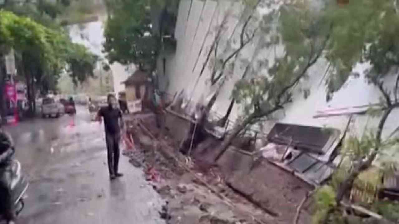 पहिल्या पावसामुळे फक्त रस्त्यांवर पाणीच साचलं नाहीय, तर काही दुर्घटना सुद्धा घडल्या आहेत. विक्रोळी परिसरात मुसळधार पावसामुळे एका इमारतीला लागून असलेली संरक्षक भिंत कोसळली. सुदैवाने यात कोणतीही जिवीतहानी झाली नाही.