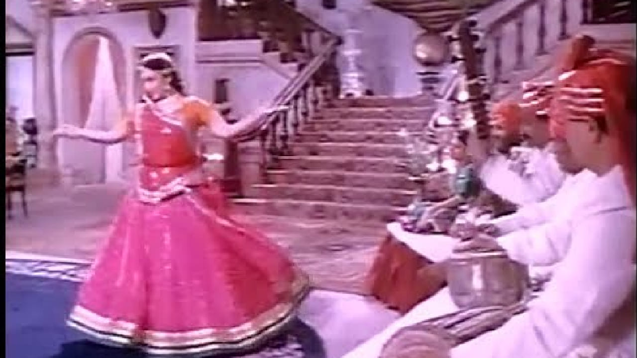 हा प्रसंग 'लेकीन' या चित्रपटातील ‘झूठे नैना बोले सांची बतियां’ या गाण्याशी संबंधित आहे. गाणे आशा भोसले यांनी गायले होते आणि ते हेमा मालिनी यांच्यावर चित्रित करण्यात आले होते.