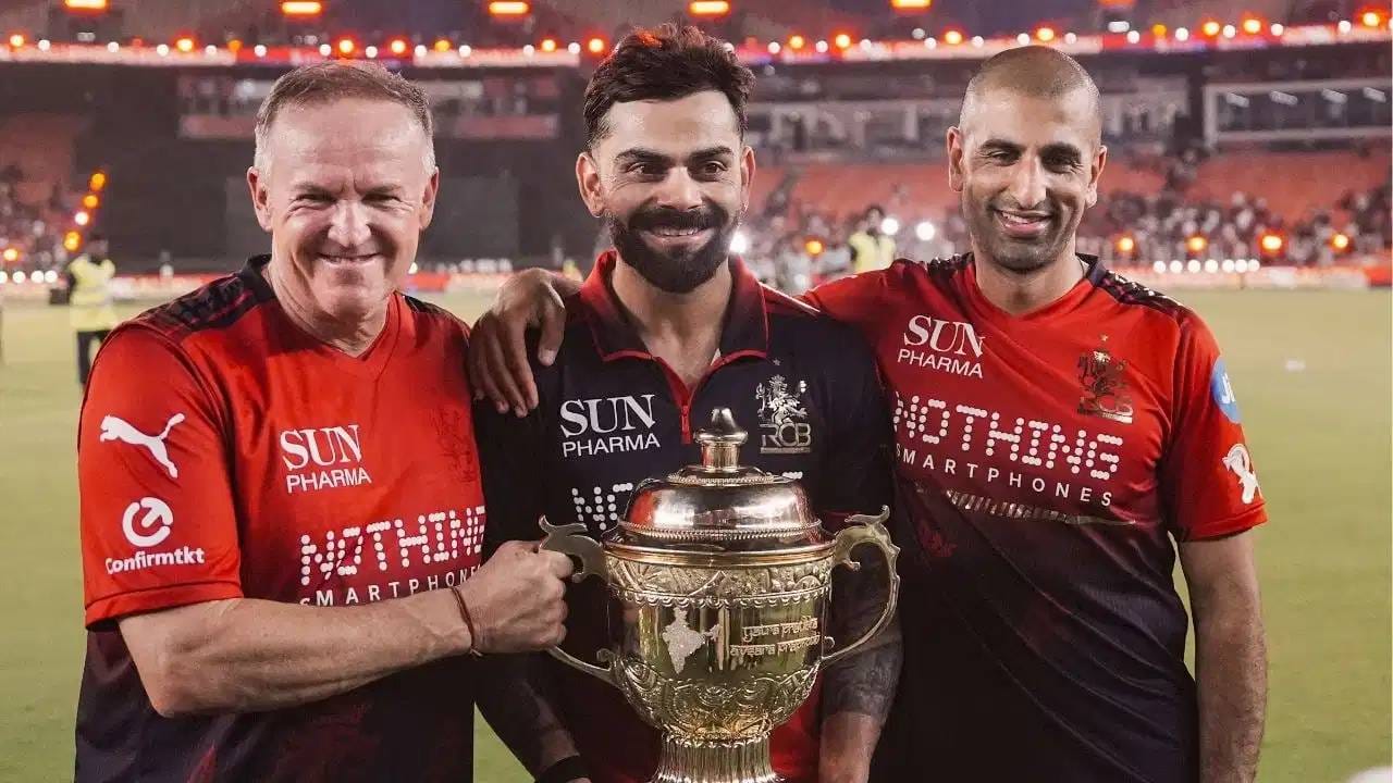 IPL 2026: जेतेपदानंतर विराट कोहलीला आरसीबीची जर्सी काढावी लागली, ड्रेसिंग रूममध्ये झालं असं की… Video
