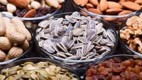 बदाम, शेंगदाणे आणि सूर्यफुलाच्या बिया... कशात सर्वाधिक Vitamin E.
