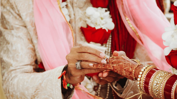 लग्नपत्रिकेवर आता नवरदेव-नवरीची जन्मतारीख? महाराष्ट्र सरकारच्या निर्णयाची चर्चा