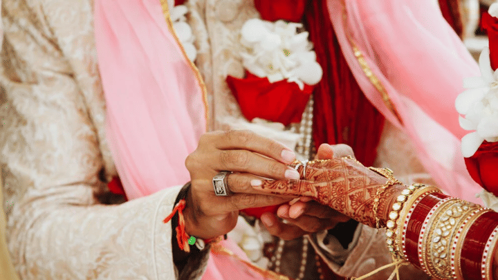 लग्नपत्रिकेवर आता नवरदेव-नवरीची जन्मतारीख? महाराष्ट्र सरकारच्या निर्णयाची चर्चा लग्नपत्रिकेवर आता नवरदेव-नवरीची जन्मतारीख? महाराष्ट्र सरकारच्या निर्णयाची चर्चा