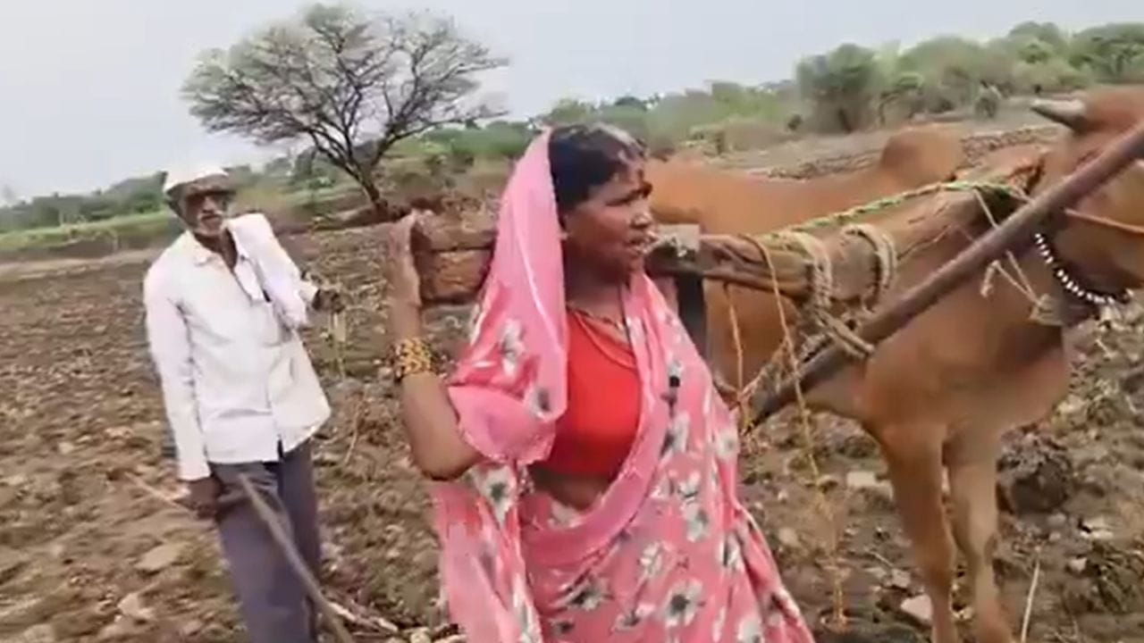 रोहित पवार यांनी पुढे म्हटले की, देशाचं पोट भरावं यासाठी राबणाऱ्या अन्नदात्याच्या कुटुंबाला जनावराची जागा घ्यावी लागत असेल तर हे केवळ दुखःदच नाही तर अत्यंत वेदनादायी आहे.