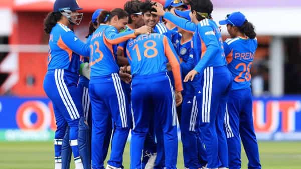 महिला क्रिकेटपटूंना गर्भधारणेनंतर मैदानात परतण्यासाठी काही मार्गदर्शक सूचना आयसीसीने जारी करण्यात आल्या आहेत. त्यात महिल क्रिकेटपटूंच्या आरोग्याशी निगडीत उपक्रमांचा समावेश आहे. आयसीसीने या मार्गदर्शक तत्त्वांचा 100 टक्के अवलंब करण्यासाठी मोहीम हाती घेतली आहे. या संदर्भात खेळाडू आणि कर्मचाऱ्यांमध्ये जागरूकता निर्माण करण्याचं उद्दिष्ट आहे. (Photo: PTI)