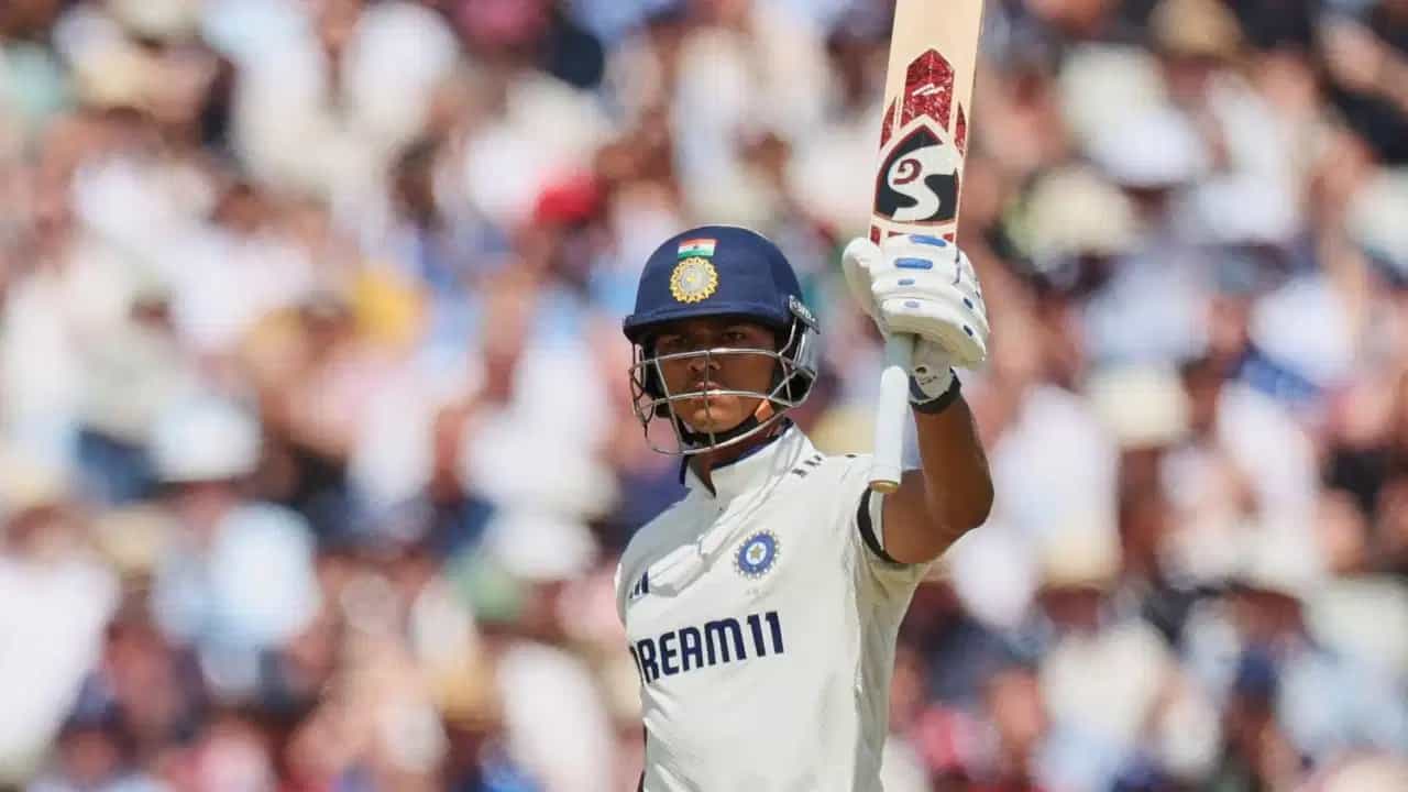 टीम इंडियाचा यशस्वी जैस्वाल आयसीसी वर्ल्ड टेस्ट चॅम्पियनशीप स्पर्धेच्या इतिहासात सर्वाधिक षटकार लगावणाऱ्या फलंदाजांच्या यादीत पाचव्या स्थानी आहे. यशस्वीने 28 सामन्यांमधील 53 डावांत 43 षटकार लगावले आहेत. (Photo Credit : PTI)