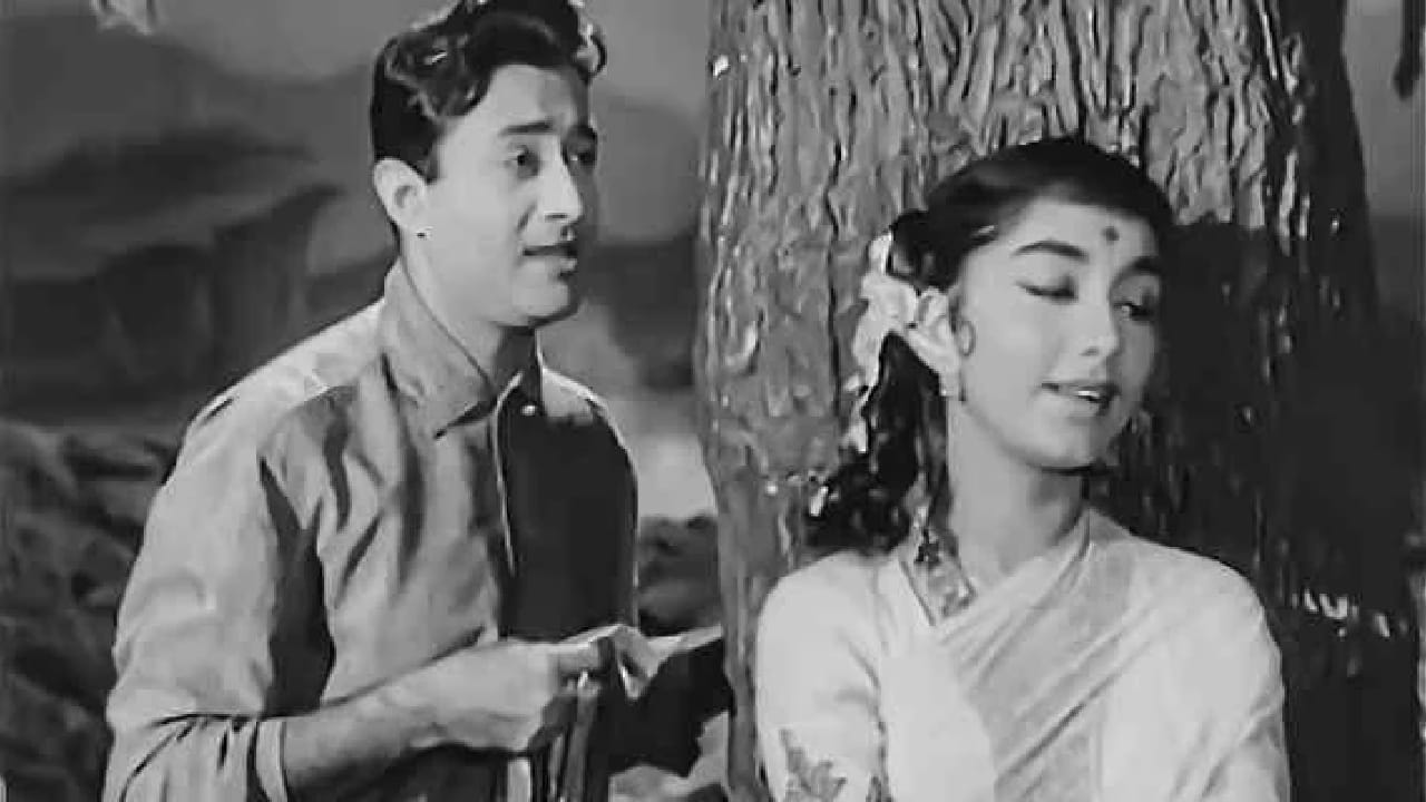 हे गाणे 1961 साली प्रदर्शित झालेल्या 'हम दोनो' या चित्रपटातील असून त्यावर देव आनंद आणि साधना यांच्यावर चित्रित करण्यात आले होते. गाण्याचे बोल साहिर लुधियानवी यांनी लिहिले होते, तर संगीत जयदेव यांनी दिले होते.