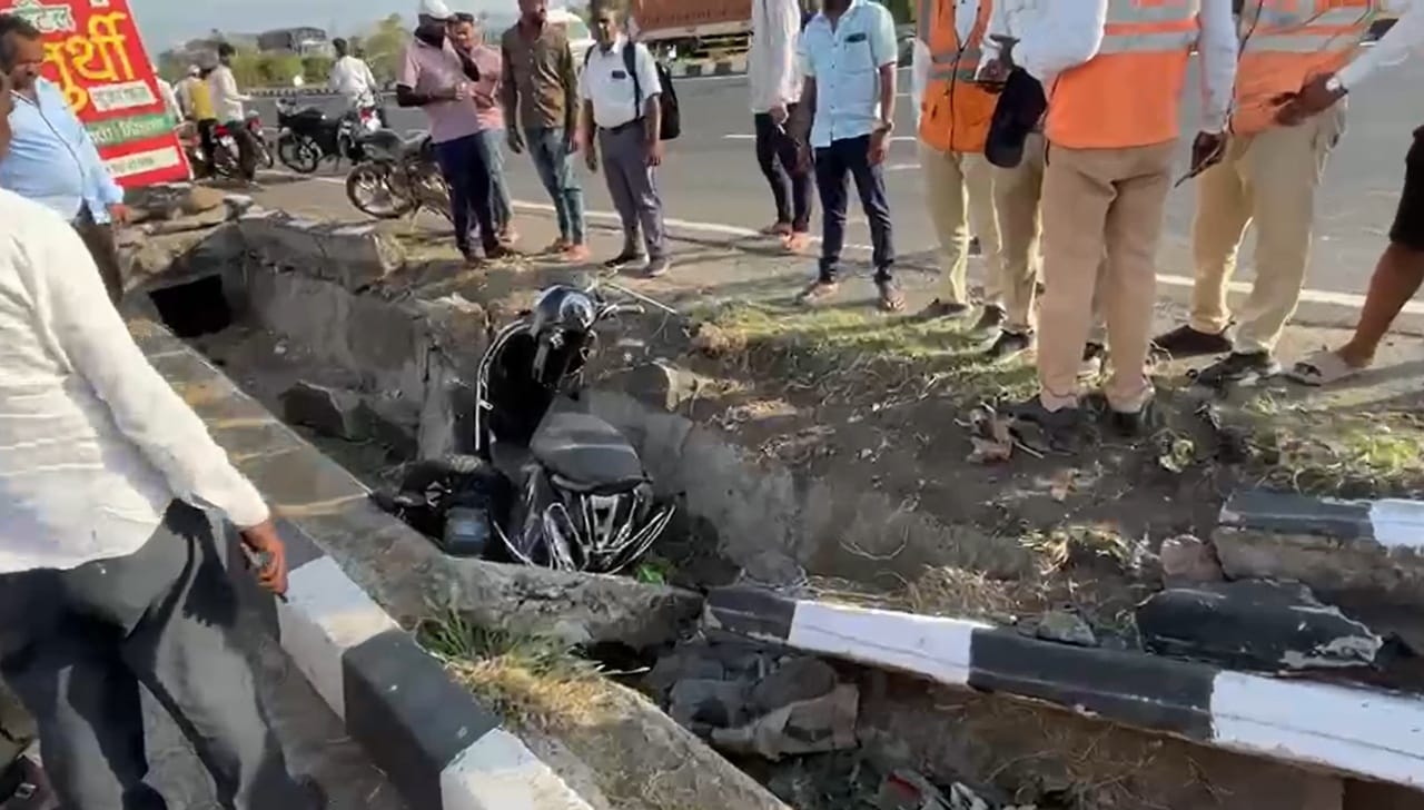 महाराष्ट्राच्या महामार्गांवर मृत्यूचे तांडव, एकाच दिवशी 3 भीषण अपघात; दोन जीवलग मित्रांचा जागीच अंत महाराष्ट्राच्या महामार्गांवर मृत्यूचे तांडव, एकाच दिवशी 3 भीषण अपघात; दोन जीवलग मित्रांचा जागीच अंत