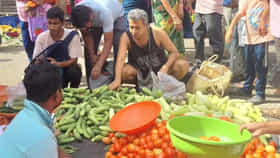 'पंचायत'मधील अभिनेत्याचा रस्त्यावर भाजी खरेदी करतानाचा फोटो व्हायरल.