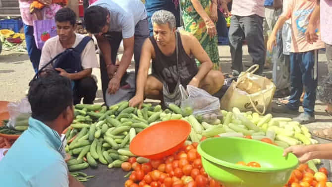आमदारकी गेल्यावर गरीबी आली का? पंचायतमधील अभिनेत्याचा रस्त्यावर भाजी खरेदी करतानाचा फोटो व्हायरल