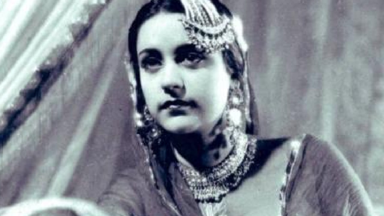 बालपणी आईसोबत मुंबईला आल्यावर त्यांनी एका चित्रपटाचे चित्रीकरण पाहिले आणि अभिनेत्री होण्याचा निर्धार केला. सुरुवातीला कुटुंबीयांचा विरोध असला तरी त्यांनी आपल्या स्वप्नाचा पाठपुरावा केला.