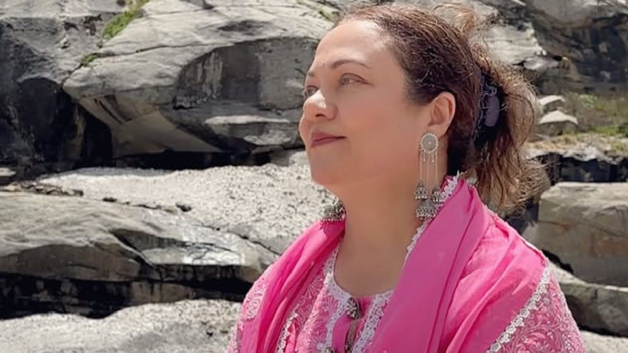 मंदाकिनींचा हा नवा अंदाज पाहून चाहत्यांनी भरभरून कौतुक केले. आजही तितक्याच सुंदर दिसता, हा हेअरकट तुम्हाला खूप शोभतो, माझ्या बालपणीची आवडती अभिनेत्री अशा अनेक प्रतिक्रिया चाहत्यांनी दिल्या.