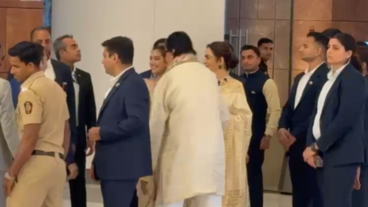 बिझनेस आणि मनोरंजन क्षेत्रातून मुकेश अंबानी, नीता अंबानी, अनंत अंबानी, राधिका अंबानी, गौतम अदाणी, प्रीती अदाणी, अनिल अंबानी,  अमिताभ बच्चन, करन जोहर यांच्यासह अनेक मंडळी हजर आहेत.  