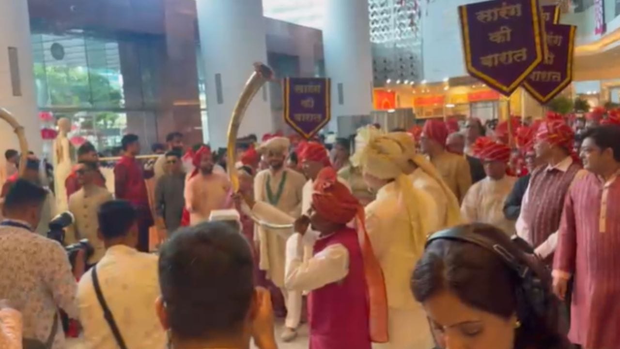 राष्ट्रवादी शरदचंद्र पवार पक्षाच्या खासदार सुप्रिया सुळे यांची मुलगी रेवतीचा विवाहसोहळा मुंबईत आयोजित करण्यात आला आहे. या विवाह सोहळ्याला राजकारण, बिझनेस, मनोरंजन यासह विविध क्षेत्रातील मंडळी हजर आहेत.