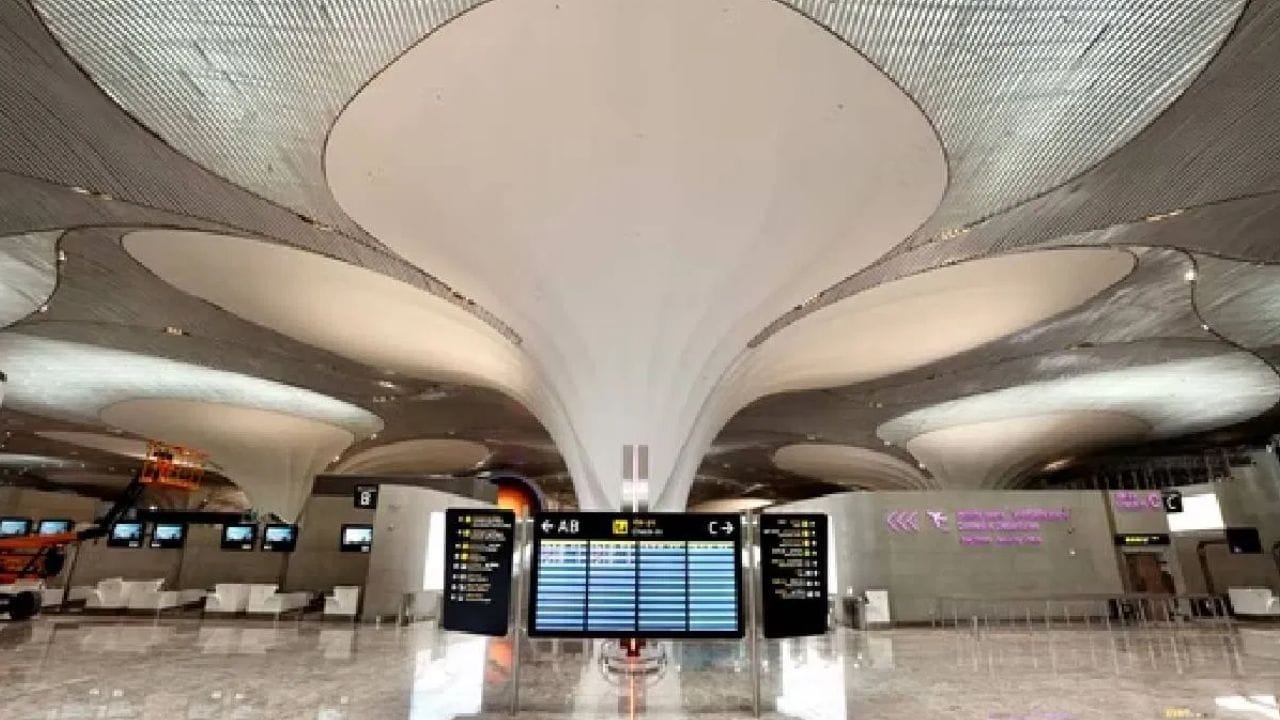जर तुमच्या जमिनीवर विमानतळ होणार असेल तर तुम्हाला सरकारकडून किती पैसे मिळतात? ऐकून बसेल धक्का जर तुमच्या जमिनीवर विमानतळ होणार असेल तर तुम्हाला सरकारकडून किती पैसे मिळतात? ऐकून बसेल धक्का