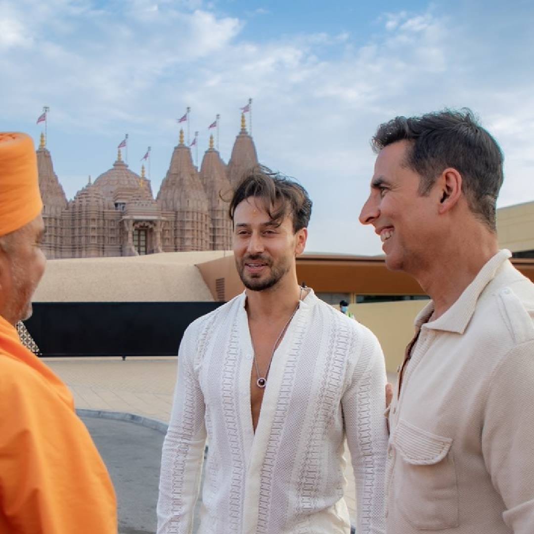 देवांवर अक्षयचा खूप विश्वास आहे आणि अनेकदा त्याने धार्मिक स्थळांनाही भेट दिली आहे. पण त्याचबरोबर त्याला भारतीय असल्याचा खूप अभिमान आहे. म्हणूनच भारतीय असण्यालाच तो त्याचा पहिला धर्म मानतो. अक्षय कुमारने मुंबईतील हाजी अली दर्गा आणि अयोध्येतील श्रीराम मंदिरांसह अनेक धार्मिक स्थळांच्या नूतनीकरण किंवा जीर्णोद्धारासाठी देणगी दिली आहे.