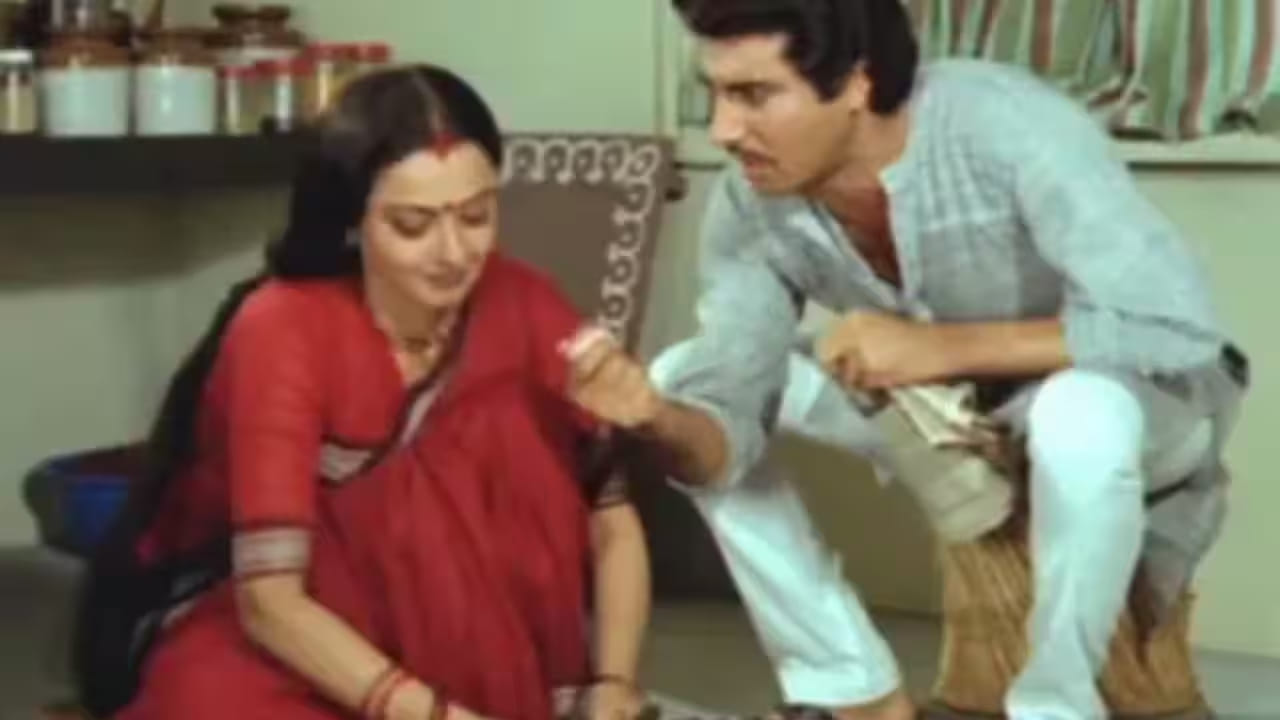 रेखा आणि राज बब्बर यांनी ‘अगर तुम न होते’, ‘संसार’ आणि ‘इन्साफ की आवाज’ यांसारख्या चित्रपटांमध्ये एकत्र काम केले होते. चित्रपटांच्या शूटिंगदरम्यान त्यांच्यातील मैत्री अधिक घट्ट झाली आणि त्याचे रूप कथित प्रेमसंबंधात बदलल्याच्या चर्चा रंगल्या.