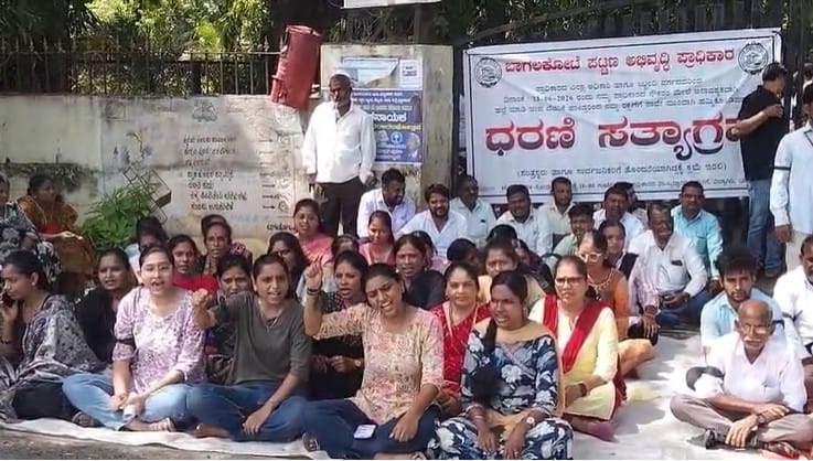 शासकीय कार्यालयात खेटे मारून मारून थकलेल्या शेतकरी बसवराज दोड्डामणी यांनी त्याच्या जमिनीची नुकसान भरपाई न मिळाल्याने बागलकोट टाऊन डेव्हलपमेंट अथॉरिटी ( BTDA) च्या ऑफीसरला डोक्यावर चप्पल मारली. त्यानंतर नीलकंठ अंकड यांनी या वयोवृद्ध शेतकऱ्याला थांबवण्याचा प्रयत्न केला आणि ते आतील केबिनमध्ये पळून गेले. शेतकरी बसवराज दोड्डामणी यांची जमीन दादेनावर सर्कल येथील बागलकोटला रस्त्यासाठी साल २००४ मध्ये संपादीत करण्यात आली होती.