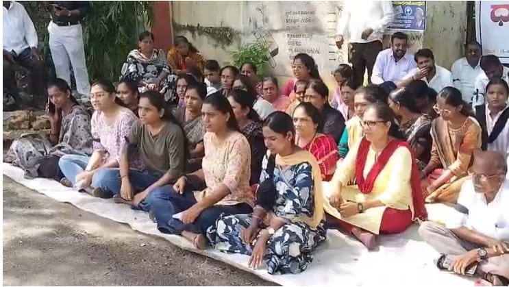 मात्र, गेली २२ वर्षे खेटे मारुनही नुकसान भरपाई न मिळाल्याने वैतागलेल्या बसवराज दोड्डामणी यांनी आज बैठक सुरु असताना केबिनमध्ये शिरत अंकड यांच्या डोक्यात चप्पल घातली. त्यानंतर या वेळी दलित संघर्ष समितीच्या कार्यकर्त्यांनी BTDA च्या कार्यालयात घोषणाबाजी केली. यावेळी बागलकोट टाऊन डेव्हलपमेंट अथॉरिटीने पारदर्शकपणे नुकसान भरपाई द्यावी आणि दोषींवर कारवाई करावी अशी मागणी केली.