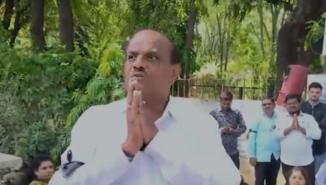शेतकऱ्यांना वेड्यात काढणाऱ्या या अधिकाऱ्याला चपलेने चोपून काढल्यापासून राज्यात ही घटना वाऱ्यासारखी पसरली आहे. कोणत्याही बाबतीत सहनशीलतेची एक सीमा असते, ती पार झाल्यानंतर अशाच घटना घडू शकतात असे म्हटले जात आहे. या हल्ल्यामुळे बागलकोटमधील नवनगर पोलीस स्टेशनसमोर बीटीडीएच्या अधिकारी आणि कर्मचाऱ्यांनी आंदोलन केले. याबद्दल बोलताना, नगर विकास प्राधिकरणाचे अध्यक्ष प्रकाश शेट्टी म्हणाले, "आज आम्ही बीटीडीए कार्यालयात मालकी हक्कपत्र वाटप कार्यक्रम आयोजित केला होता.याप्रसंगी अनेक लाभार्थी आले होते आणि काही संघटनांचे कार्यकर्तेही आले होते.
