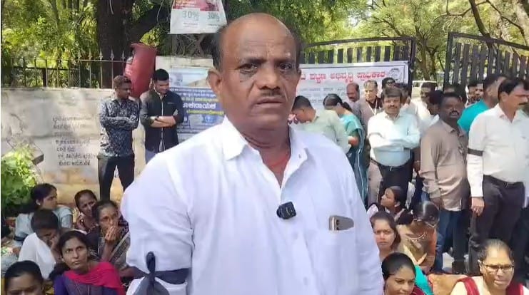 शेतकरी बसप्पा दोड्डामणीही आले होते आणि नीलकंठ अंकड आमच्यासोबत होते.जेव्हा बसप्पाने माझ्या कामाचे काय झाले असे विचारले ? तेव्हा या बैठकीचा तुझ्या कामाशी काहीही संबंध नाही असे सांगूनही त्याने अचानक माझ्यावर हल्ला केला.त्याची जमीन संपादित झाली आहे, त्याला नुकसान भरपाई मिळाली आहे हे खरे आहे, पण भावांमध्ये हा जमिनीचा वाद आहे. त्याने नुकसान भरपाईसाठी न्यायालयात अर्ज दाखल केला आहे.अशा परिस्थितीत, कोणताही सरकारी अधिकारी काहीही करू शकत नाही असे नगर विकास प्राधिकरणाचे अध्यक्ष प्रकाश शेट्टी यांनी सांगितले.