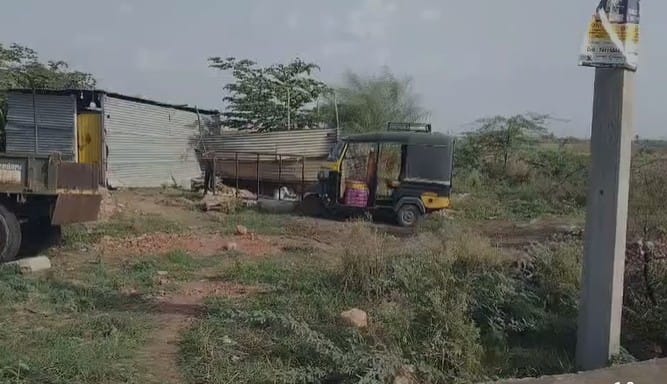जर त्यांनी या प्रकरणात कोणतीही प्रक्रिया पुढे नेली, तर तो कायद्याचा भंग ठरेल. त्यासंदर्भात कोणताही अधिकारी काहीही करण्याच्या स्थितीत नाही. पण बसप्पा वारंवार अधिकारी आणि कर्मचाऱ्यांकडे येऊन नुकसान भरपाई मागत आहेत. शेतकऱ्याच्या या प्रकरणाचा हल्ला झालेल्या कर्मचारी नीलकंठ अंकड यांच्याशी काहीही संबंध नाही. कारण शेतकऱ्याच्या जमिनीचे प्रकरण अंकड यांच्या अधिकारक्षेत्रात येत नाही. मात्र, या हल्ल्यामुळे अधिकारी आणि कर्मचाऱ्यांमध्ये भीतीचे वातावरण निर्माण झाले आहे आणि आम्ही त्याबद्दल तक्रार दाखल केली आहे,अध्यक्ष प्रकाश शेट्टी यांनी सांगितले.