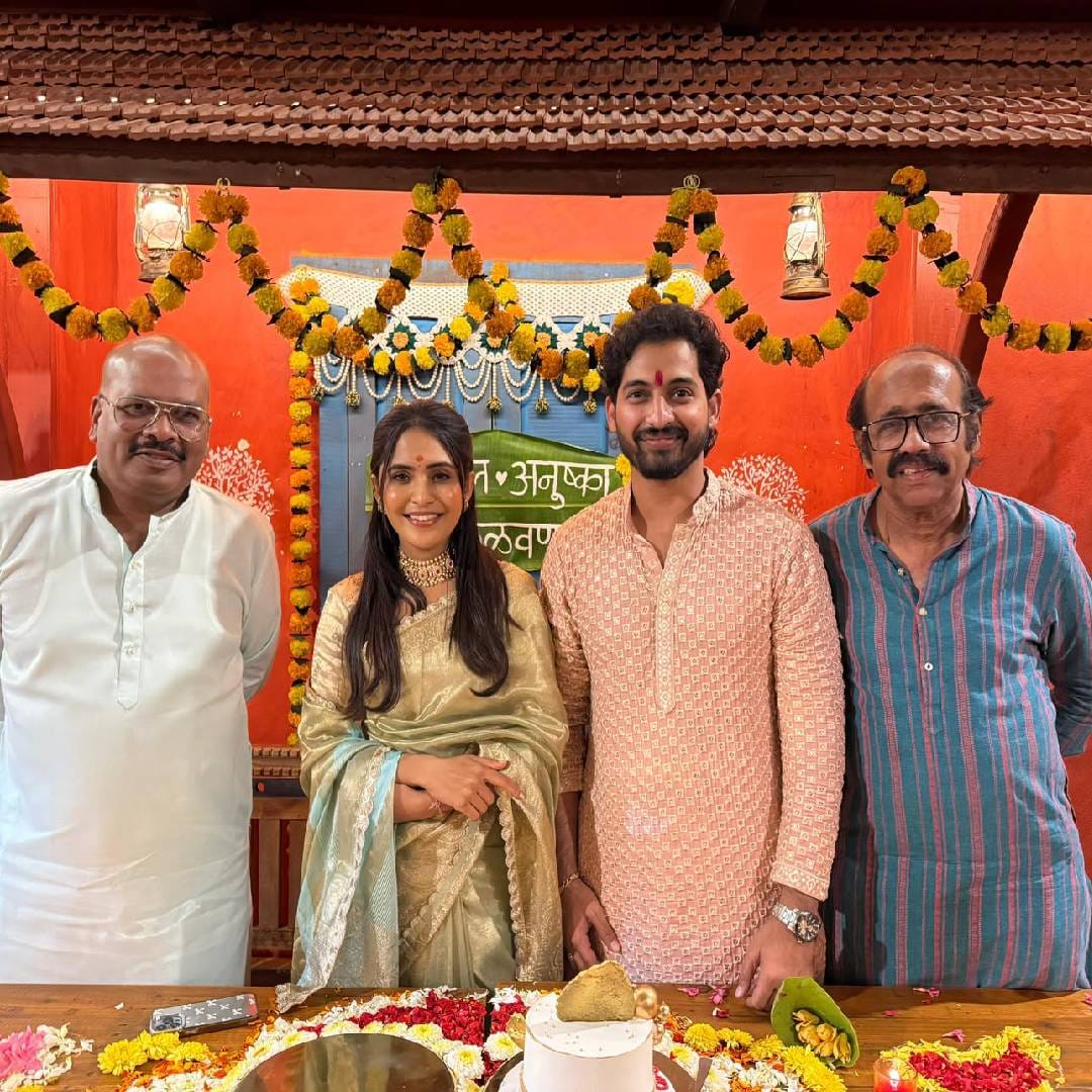 अनुष्का सरकटे आणि निखिल चव्हाण येत्या 24 जून रोजी लग्नबंधनात अडकणार आहेत. मुंबईतील माजघर या प्रसिद्ध हॉटेलमध्ये या दोघांचं केळवण पार पडलं. सध्या अनुष्का 'वचन दिले तू मला' या मालिकेत भूमिका साकारत आहे. तर निखिल 'ऑल द बेस्ट' या नाटकामुळे चर्चेत आहे.