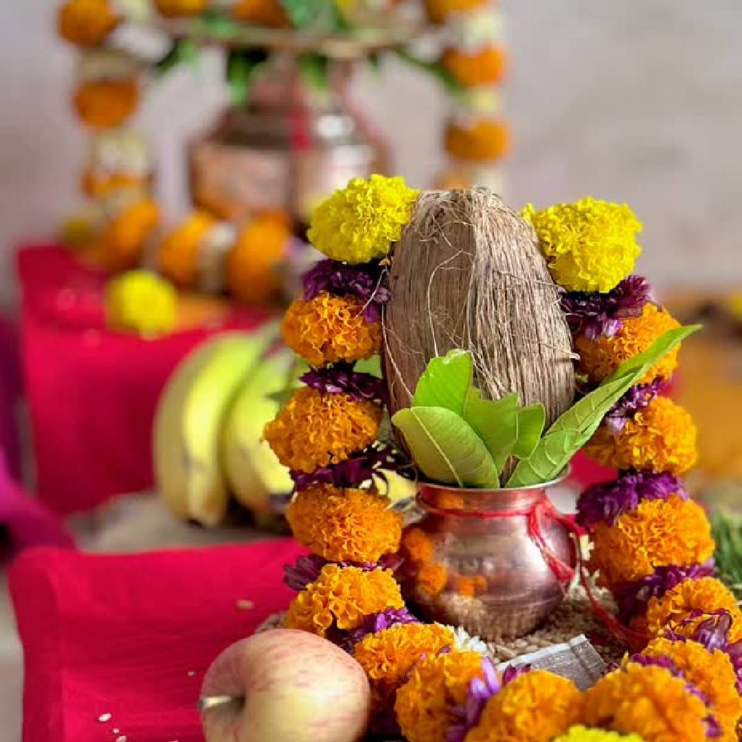 आज माझ्या स्वतःच्या घराची वास्तुशांती करताना हवनाच्या त्या ज्वाळांमध्ये मला माझा संपूर्ण प्रवास दिसतोय. हे घर फक्त विटा आणि सिमेंटचं नाही. हे माझ्या आईच्या त्यागाचं, माझ्या कष्टाचं, आणि बाबांच्या आशीर्वादाचं स्वप्न आहे, अशा शब्दांत अनुश्री व्यक्त झाली. 

