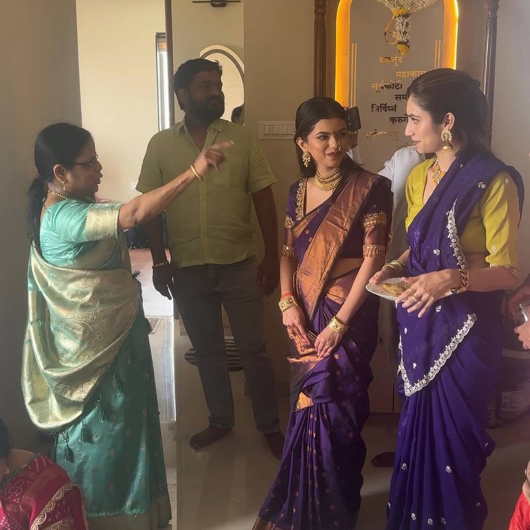 धनंजय पोवारनेही अनुश्रीच्या नवीन घरात तिची भेट घेऊन शुभेच्छा दिल्या आहेत. अनुश्रीच्या या फोटोंवर चाहत्यांकडून लाइक्स आणि कमेंट्सचा वर्षाव होत आहे. इतक्या कमी वयात अनुश्रीने हक्काचं घर घेतल्याने नेटकरी तिचं कौतुक करत आहेत. 
