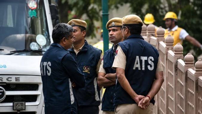 असे असतानाच आता अहिल्यानगरातील श्रीरामपूरमध्ये महाराष्ट्र एटीएस पथकाने छापेमारी केली आहे. पाकिस्तानी गँगस्टरच्या संपर्कात असल्याच्या संशयाखाली महाराष्ट्र एटीएसने चौघांना चौकशीसाठी ताब्यात घेतलं आहे. श्रीरामपूर शहर पोलीस ठाण्यात त्यांची चौकशी करण्यात आली. (संग्रहित फोटो)