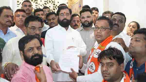 उद्धव ठाकरेंना पुन्हा हादरा, एकनाथ शिंदेंनी थेट नगराध्यक्ष फोडला; असंख्य कार्यकर्त्यांचा शिवसेनेत प्रवेश