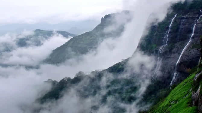 पावसाळ्यात रोड ट्रिप प्लॅन करताय पण कुठे जायचं ठरत नाहीये? तर मुंबईजवळील ही ठिकाणं आहेत सर्वोत्तम