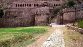देशातील एकमेव किल्ला, सूर्यास्त होताच ज्याचे दरवाजे होतात बंद! गूढ....