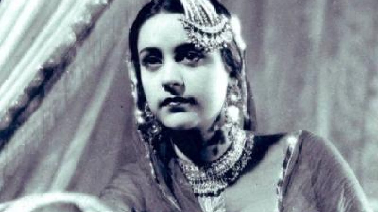1935 मध्ये दिग्दर्शक सोहराब मोदी यांच्या 'खून का खून' या चित्रपटातून त्यांनी रुपेरी पडद्यावर पदार्पण केले. या चित्रपटाच्या यशानंतर त्यांना मोठी लोकप्रियता मिळाली आणि त्या निर्मात्यांची पहिली पसंती बनल्या. त्यानंतर त्यांनी शिक्षण अर्धवट सोडून पूर्णवेळ चित्रपटसृष्टीत काम करण्यास सुरुवात केली.