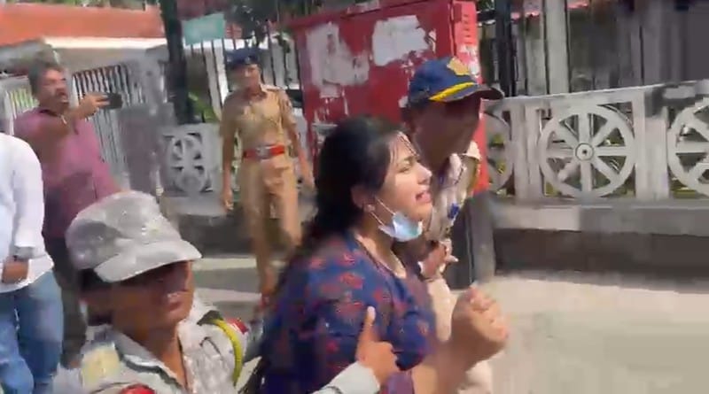 राज्याचा कारभार जेथून केला जातो त्या अत्यंत संरक्षित असलेल्या मंत्रालयाच्या परिसरात मुंबई युवक काँग्रेसने हे आंदोलन केले. दादा भुसे यांच्या बंगल्यासमोर 'पेपर चोर गद्दीछोड' च्या घोषणा देण्यात आल्या. यावेळी झीनत शबरीन यांच्यासह काँग्रेसच्या कार्यकर्त्यांना पोलिसांनी ताब्यात घेतले. 