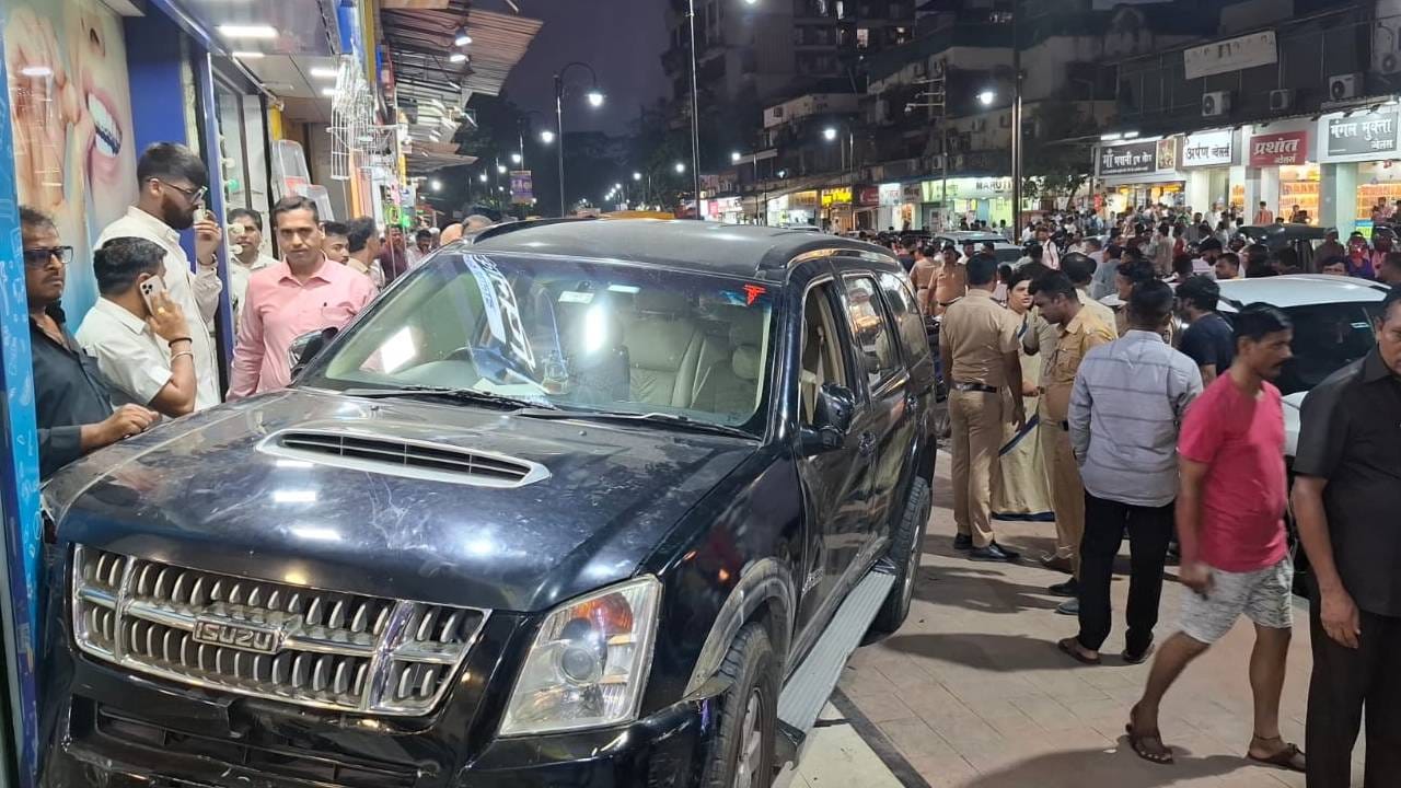 कळंबोलीत हिट अँड रनची थरारक घटना, पादचाऱ्यांना चिरडत क्लिनिकला धडक; सीसीटीव्हीत कैद कळंबोलीत हिट अँड रनची थरारक घटना, पादचाऱ्यांना चिरडत क्लिनिकला धडक; सीसीटीव्हीत कैद