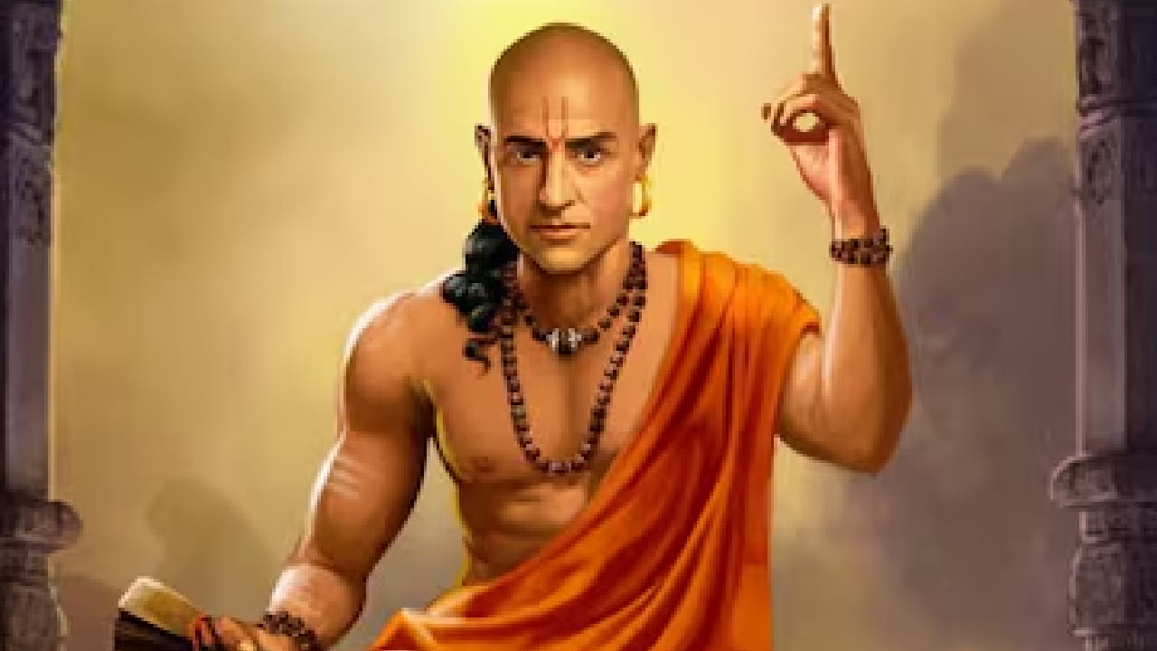 चाणक्यांच्या मते, विद्या हे सर्वश्रेष्ठ धन आहे. भौतिक संपत्ती चोरीला जाऊ शकते किंवा नष्ट होऊ शकते, मात्र ज्ञान कायम व्यक्तीसोबत राहते. नवीन कौशल्ये शिकणे, वाचन करणे आणि सतत ज्ञान वाढवणे हे दीर्घकालीन यशाचे रहस्य असल्याचे ते सांगतात.