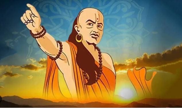 आचार्य चाणक्य यांनी समृद्ध आयुष्य जगण्यासाठी अनेक महत्त्वाचे उपदेश केलेले आहेत. या उपदेशांचे पालन केल्यास तुमचे आयुष्य चांगलेच समृद्ध होऊ शकते. यातील एक उपदेश म्हणजे मूर्ख होण्याचा.