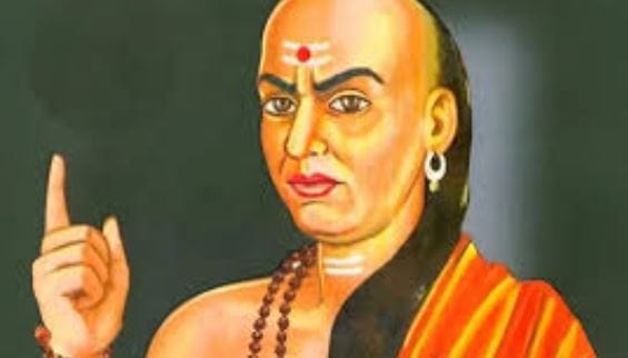मूर्ख दिसण्यात खूप फायदे आहेत, असे आचार्य चाणक्य सांगतात. मूर्ख असणे आणि मूर्ख दिसणे यात फरक आहे. हा फरक तुम्ही लक्षात घेतला पाहिजे. हा फरक एकदा समजला की आयुष्यात समृद्धीचा मार्ग खुला होतो, असे चाणक्य सांगतात. 